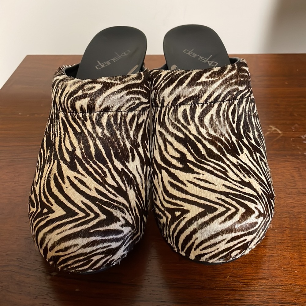 Dansko Platform Zebra Mule Clogs Size 38 -7 1/2 - image 2